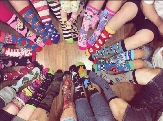 Pies con calcetines de colores, Día Mundial del Síndrome de Down