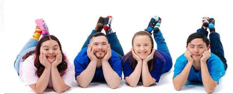 Cuatro alumnos del Instituto sonriendo, con calcetines de colores