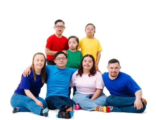 Grupo de alumnos del Instituto con playeras de colores