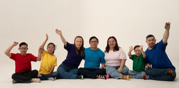 Alumnos del Instituto saludando con la mano