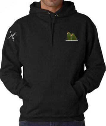Sudadera negra con pericos