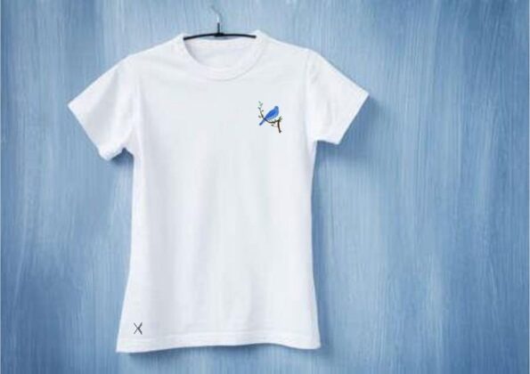 Playera blanca con pájaro azul